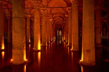 İstanbul, Türkiye 'deki Bazilika Sarnici' de taş sütunlar kırmızıyla aydınlatıldı.           