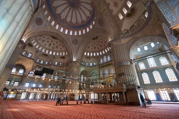 İstanbul, Türkiye 'deki Sultanahmet Mavi Camii' nin içi.