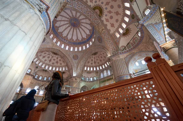 Mulher Mesquita Azul Sultanahmet Istambul Turquia — Fotografia de Stock