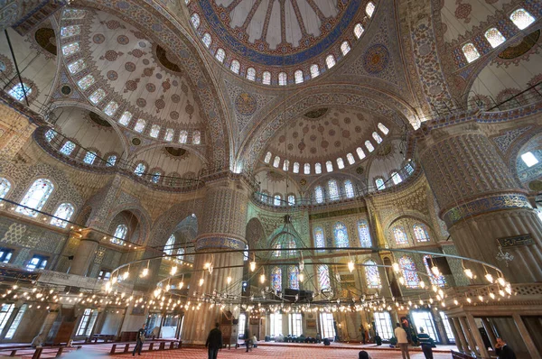 İstanbul, Türkiye 'deki Sultanahmet Mavi Camii' nin içi.