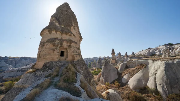 Tájkép Egy Ősi Barlangházzal Egy Sziklában Cappadocia Törökország — Stock Fotó