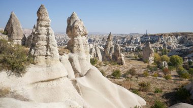 Kapadokya, Türkiye 'de tuhaf kumtaşı kayaları olan inanılmaz bir manzara..