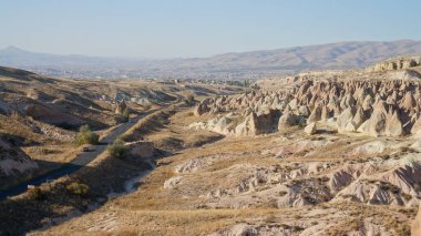 Kapadokya, Anadolu, Türkiye 'de karayolu ve çöl manzarası.
