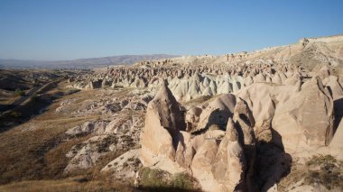 Kapadokya 'nın tuhaf ve güzel kayalarla kaplı kuru manzarası, Orta Anadolu, Türkiye.