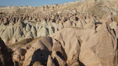 Kapadokya, Türkiye 'de tuhaf kumtaşı kayaları olan manzara.