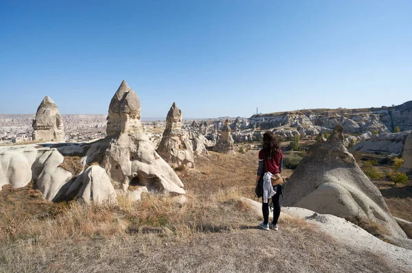 Une Femme Courageuse Voyage Travers Les Paysages Incroyables Cappadoce Turquie — Photo