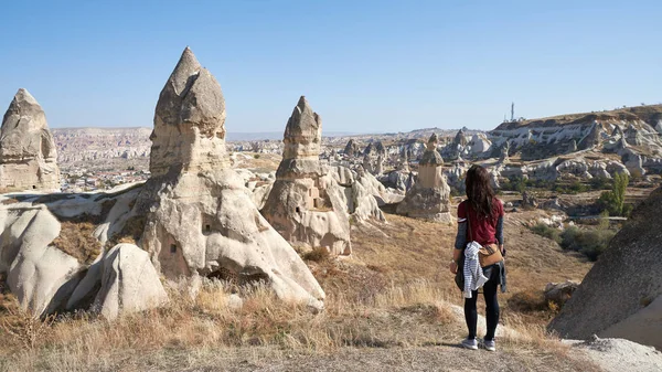 Мужественная Женщина Путешествует Невероятной Живописи Каппадокии Турции — стоковое фото
