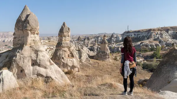 Eine Mutige Frau Reist Durch Die Unglaubliche Landschaft Kappadokiens Der — Stockfoto
