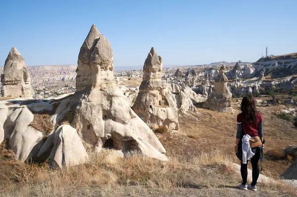 Мужественная Женщина Путешествует Невероятной Живописи Каппадокии Турции — стоковое фото