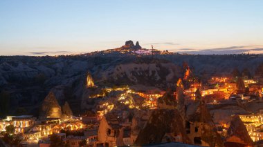 Kapadokya, Anadolu 'da gece yarısı arka planda Goreme kasabası ve Uchisar kalesi. 