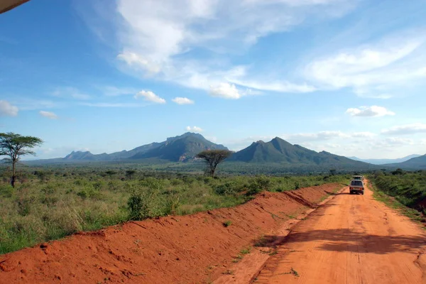 Coche Con Los Turistas Paisaje Sabana Africana Montaña Fondo Kenia — Foto de Stock