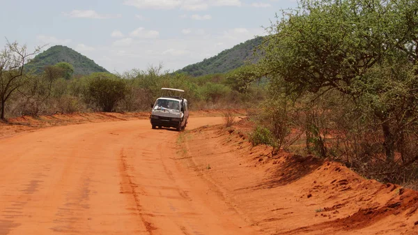Samochód Turystami Krajobrazem Afrykańskiej Sawanny Góry Tle Kenii Afryce — Zdjęcie stockowe
