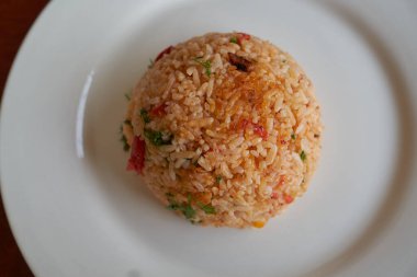 Beyaz tabakta sebzeli baharatlı pilav, restoranda akşam yemeği..   