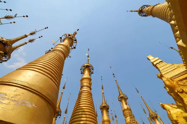 Estupas Douradas Com Sinos Shwe Indein Pagoda Sob Céu Azul — Fotografia de Stock
