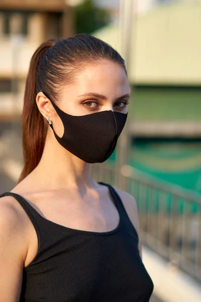 Μελαχρινή Γυναίκα Μια Πλεξούδα Που Φοράει Μάσκα Για Προστατευτεί Από — Φωτογραφία Αρχείου