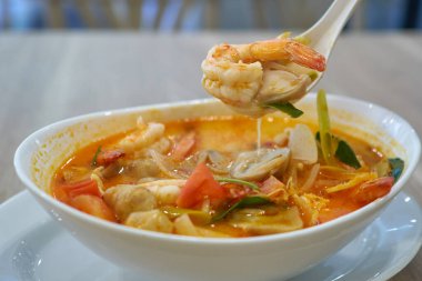 Tayland, Bangkok 'taki Tayland restoranında karidesli sıcak Tom Yum Goon çorbası..                               