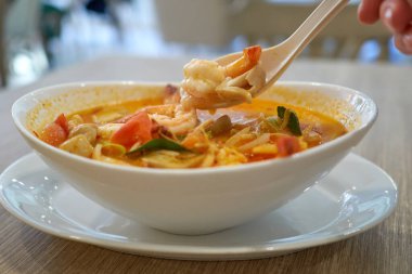 Tayland, Bangkok 'taki Tayland restoranında karidesli sıcak Tom Yam Kung çorbası.                               
