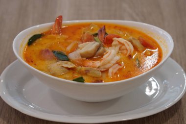 Tayland, Bangkok 'taki Tayland restoranında karidesli sıcak Tom Yam Kun çorbası..