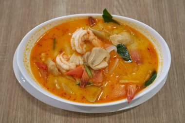 Tayland, Bangkok 'taki Tayland restoranında karidesli sıcak Tom Yam Kung çorbası..