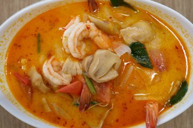 Tayland, Bangkok 'taki Tayland restoranında karidesli sıcak Tom Yum Kung çorbası..