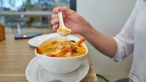 Женская Рука Ложкой Горячего Супа Tom Yum Kun Креветками Тайском — стоковое фото