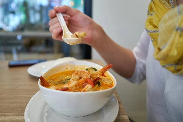 Mano Mujer Con Una Cuchara Sopa Caliente Tom Yam Kun — Foto de Stock