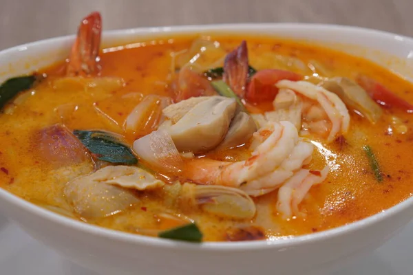 Tayland, Bangkok 'taki Tayland restoranında karidesli sıcak Tom Yam Goon çorbası..