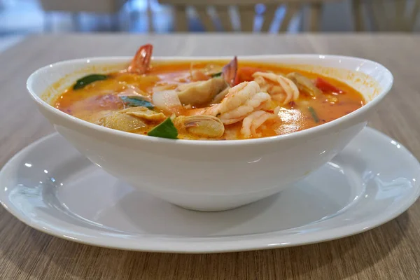 Primer Plano Una Sopa Caliente Tom Yum Kun Con Camarones — Foto de Stock