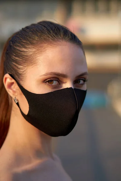 Γυναίκα Φοράει Μαύρη Μάσκα Για Προστατευτεί Από Τον Covid Στην — Φωτογραφία Αρχείου