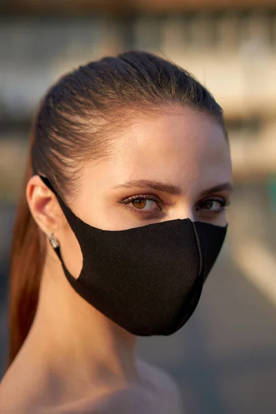 Frau Trägt Eine Schwarze Maske Sich Vor Dem Covid Coronavirus — Stockfoto