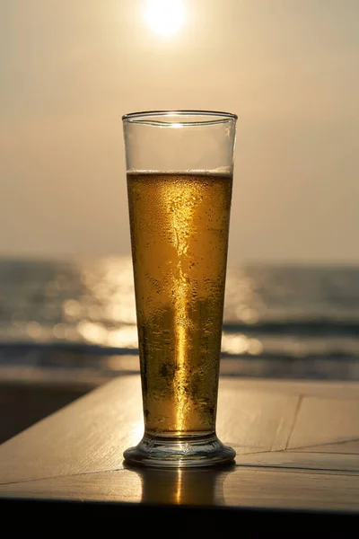 Birra Fredda Bicchiere Tramonto Mare Spiaggia Sullo Sfondo — Foto Stock