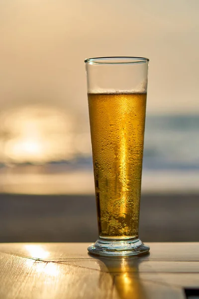 Birra Fredda Bicchiere Tramonto Mare Spiaggia Sullo Sfondo — Foto Stock