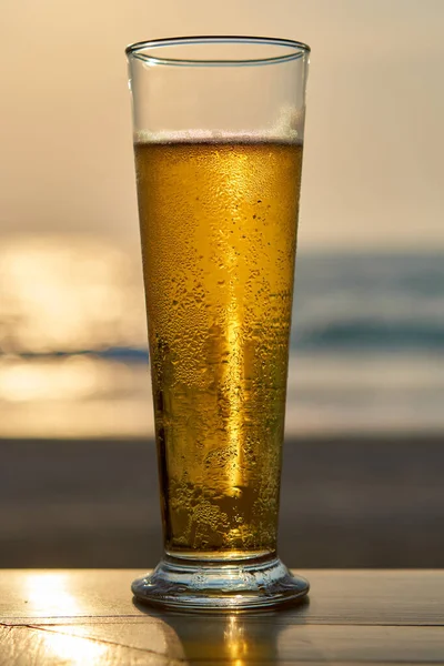 Birra Fredda Bicchiere Tramonto Mare Spiaggia Sullo Sfondo — Foto Stock