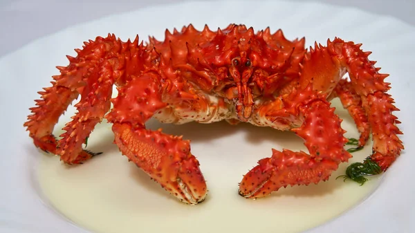 Crabe Rouge Kamchatka Cuit Sur Une Assiette Blanche — Photo