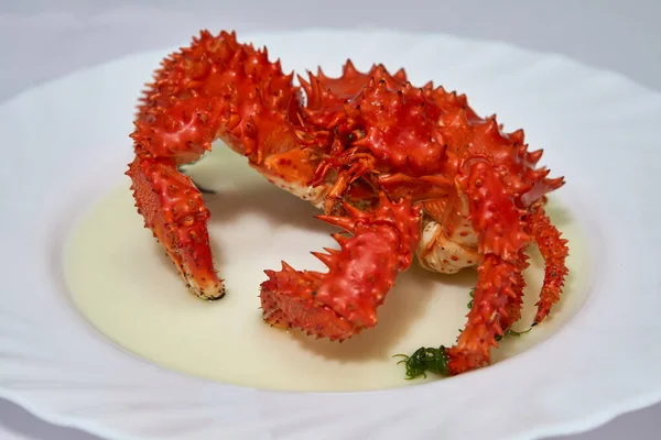 Μαγειρεμένα Καβούρια Kamchatka Red King Λευκό Πιάτο — Φωτογραφία Αρχείου
