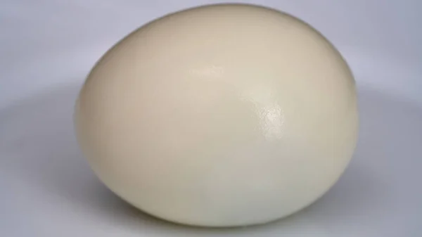 孤立した皮をむいた鶏の卵 食品マクロ クローズアップ — ストック写真