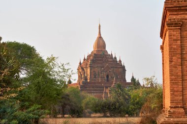 Myanmar, Burma 'daki eski Bagan' da günbatımında antik Sulamani tapınağı.