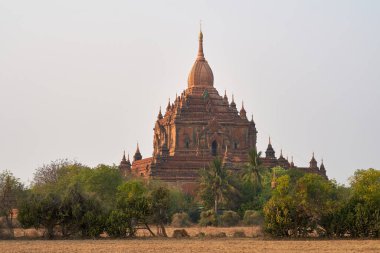 Myanmar, Burma 'daki eski Bagan' da günbatımında antik Sulamani tapınağı.
