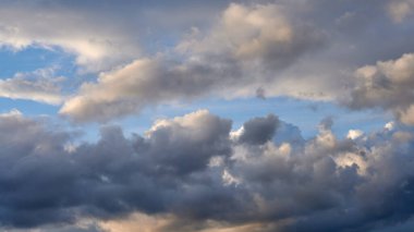 Gökyüzünde dramatik yağmur bulutları