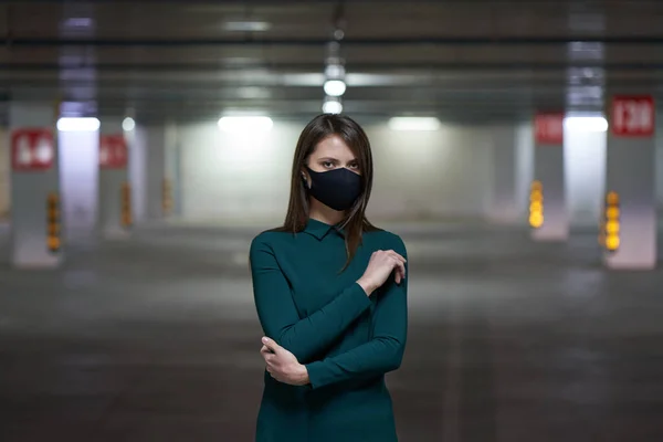 Egy Lány Zöld Ruhában Fekete Maszkban Hogy Megvédje Magát Covid — Stock Fotó