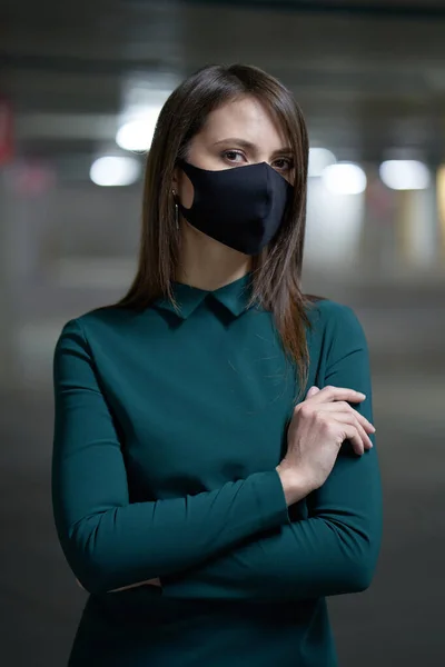 Ein Mädchen Grünem Kleid Und Schwarzer Maske Zum Schutz Vor — Stockfoto