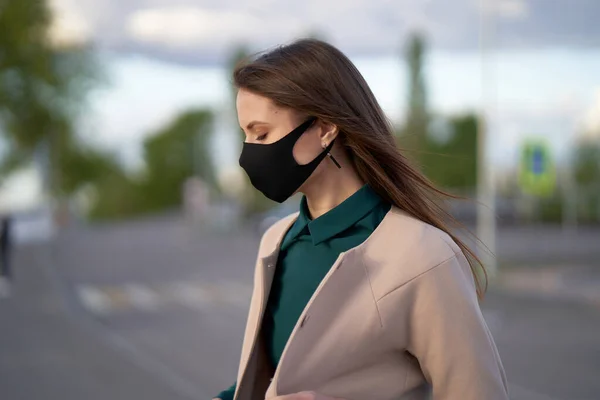 Vacker Flicka Svart Medicinsk Mask Med Slutna Ögon Gatan Coronavirus — Stockfoto