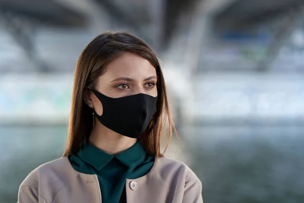 Gyönyörű Fekete Maszkban Hogy Megvédje Magát Koronavírustól Covid Egy Híd — Stock Fotó
