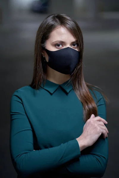 Elegancka Dziewczyna Czarnej Masce Podziemnym Parkingu Ochrona Przed Wirusami Infekcjami Obrazy Stockowe bez tantiem