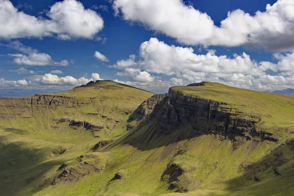 Contrast Van Groene Kliffen Blauwe Hemel Zomerdag Schotse Land — Stockfoto