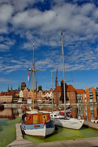 Gdansk Polonia Septiembre 2017 Barcos Puerto Con Casas Antiguas Fondo — Foto de Stock