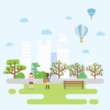 Şehir parkında biraz egzersiz yapan bir kadın ve erkek.