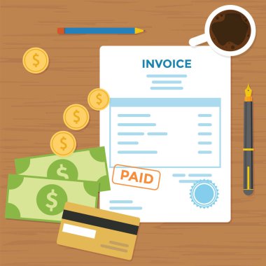 Tahta masanın üstünden fatura görüntüsü