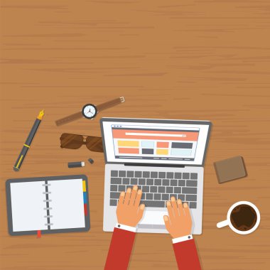 Üst kattan bakıldığında dizüstü bilgisayarda çalışıyor