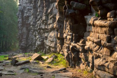 Alışılmadık bir rock, sanki sabah güneşin parlak şafak taş, bir adam tarafından yapılan